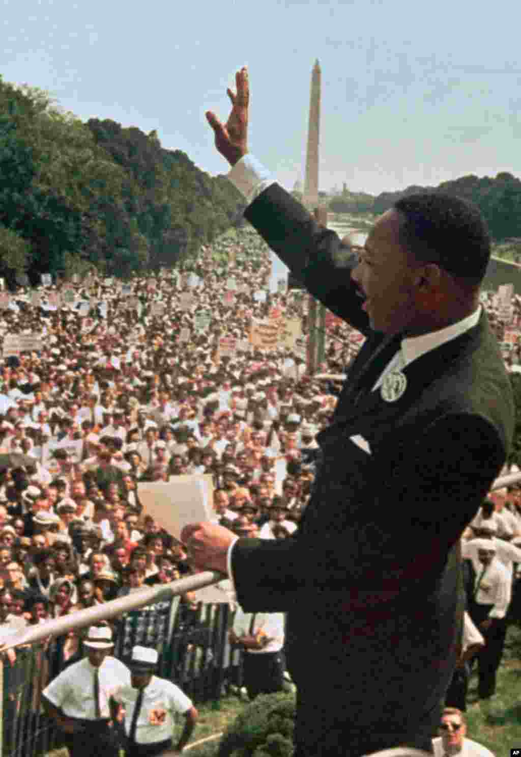 Dr Martin Luther King Jr. akiwashukuru waandamanaji katika eneo la Lincoln Memorial kwa kusikiliza hotuba yake ya "Nina ndoto" (I have a dream" ) huko Washington, Agosti 28, 1963.
