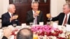 美国副总统彭斯（左）和美国国家安全顾问博尔顿（右）在新加坡参加由新加坡总理李显龙主持的工作早餐。