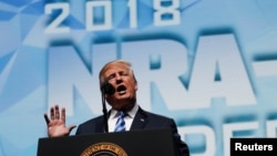 Le président des États-Unis, Donald Trump, s'exprime lors du forum des dirigeants de la NRA-ILA lors de la réunion annuelle et des expositions du NRA au Kay Bailey Hutchison Convention Center à Dallas, Texas, 4 mai 2018.