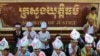 កូន​របស់​ស្ត្រី​ដែល​ត្រូវ​បាន​ចាប់​ខ្លួន​នៅ​ក្នុង​ការ​ប៉ះទង្គិច​ជាមួយ​ប៉ូលិស​នៅ​ក្នុង​អំឡុង​ពេល​ត្រូវ​បណ្តេញ​ចេញ​ពី​លំនៅដ្ឋាន​នៅ​បឹងកក់។ (៣១ ឧសភា ២០១២)