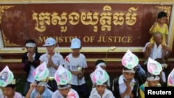ក្រុម​អង្គការ​សង្គម​ស៊ីវិល​កន្លង​មក​បាន​ហៅ​សេចក្តី​ព្រាងច្បាប់​នេះថា​អាច​ប៉ះ​ពាល់​ដល់​ឯករាជ្យ​ភាព​របស់​តុលាការ​ ដោយ​សំអាង​ថា ​ក្រសួង​យុត្តិធម៌​គ្រាន់​តែ​ដើរ​តួ​ជួយ​សម្រួល​ដល់​ការងារ​រដ្ឋបាល​របស់​​តុលាការ​តែ​ប៉ុណ្ណោះ។​
