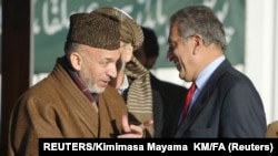 Američki pregovarač Zalmaj Kalilzad sa bivšim predsednikom Avganistana Hamidom Karzaijem. REUTERS/Kimimasa Mayama KM/FA