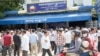 រូបឯកសារ៖ អ្នក​គាំទ្រ​គណបក្ស​សង្រ្គោះជាតិប្រមូលផ្ដុំ​គ្នានៅ​ទីស្នាក់ការ​គណបក្ស​សង្រ្គោះជាតិ​នៅ​ថ្ងៃ​សុក្រ ទី​០៩ ខែ​កញ្ញា ឆ្នាំ​២០១៦​ ខណៈពេល​ដែល​សាលាដំបូង​រាជធានី​ភ្នំពេញ​ប្រកាស​សាលក្រម​ចោទប្រកាន់​លោក​កឹម សុខា​ ប្រធានស្ដីទី​គណបក្ស​សង្រ្គោះជាតិ​អំពីរឿង​អាស្រូវ​ផ្លូវភេទ​រវាង​នាង​ខុម ចាន់តារាទី ហៅស្រី​មុំ​។ (ឡេង ឡែន/VOA)