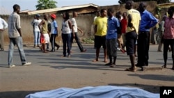 Le corps d'un mort retrouvé mort la nuit d'avant l'élection présidetielle burundaise, Bujumbura, Burundi, 21 juillet 2015. 