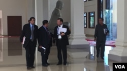 Group of lawmakers of the Cambodian People's Party (CPP) dicussed before the meeting of the permanent committee of the parliament held on September 28, 2016. (Hul Reaksmey/VOA Khmer)