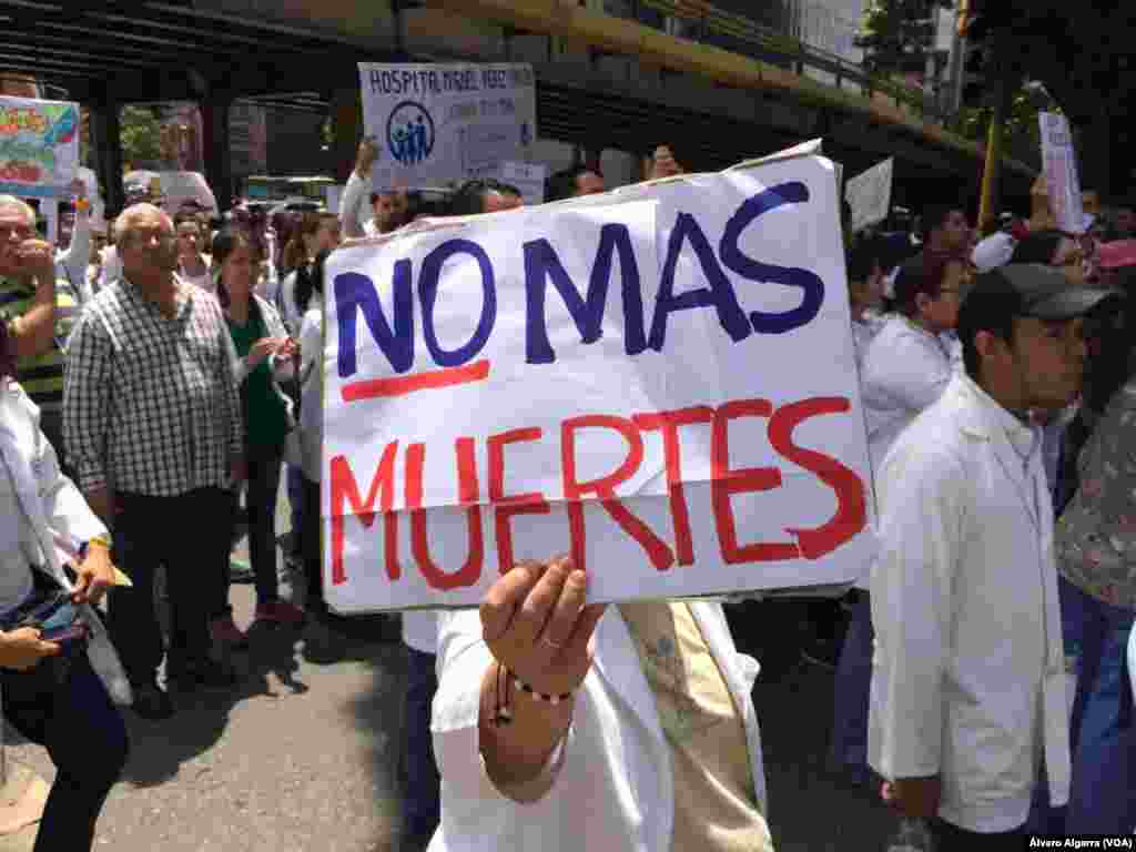 &quot;Ya no más muertes&quot; claman los médicos y enfermeras en las calles de Venezuela.