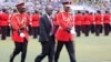 Le président élu de Tanzanie, John Magufuli, est escorté après avoir inspecté une garde d'honneur militaire tanzanienne lors de sa cérémonie d'inauguration au stade Uhuru à Dar es Salaam, le 5 novembre 2015.