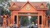 រូប​ឯកសារ៖ អ្នក​ធ្វើ​ដំណើរ​​តាម​បណ្តោយ​ផ្លូវ​ព្រះនរោត្តម ក្នុង​រាជធានី​ភ្នំពេញ ជិះកាត់​ស្ថាប័ន​ព្រឹទ្ធសភា។ (ស៊ុន ណារិន/VOA)