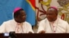 Mgr Marcel Utembi, à gauche, président de la Conférence épiscopale nationale du Congo (Cenco) et Mgr Fridolin Ambongo discutent lors du dialogue qu’ils président à Kinshasa, RDC, 21 décembre 2102.