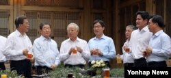 문재인(왼쪽) 대통령이 27일 청와대 상춘재에서 개최한 '주요 기업인과의 호프미팅' 참석자들과 환담하고 있다. 왼쪽부터 문 대통령, 구본준 LG 부회장, 손경식 CJ 회장, 권오준 포스코 회장, 함영준 오뚜기 회장, 정용진 신세계 부회장, 김동연 경제 부총리.