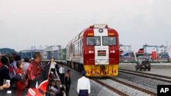 在肯尼亞總統肯雅塔注視下，中國援建的新鐵路線的首發貨運列車從蒙巴薩港口集裝箱站出發，駛向內羅畢。 （2017年5月30日）