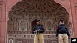 Des policiers devant une mosquée de Lahore. 