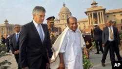 Indian Defense Minister A.K. Antony (C) walks with Australian counterpart Stephen Smith (L) before a meeting in New Delhi, India, December 2011. (file photo)