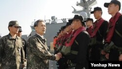 1일 한국 해군 2함대 사령부를 방문한 김관진 한국 국방장관(왼쪽에서 두번째).