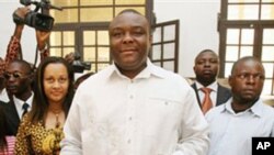 Kiongozi wa chama cha upinzani MLC nchini DRC Jean Pierre Bemba akipiga kura kinshasa Juli, 30, 2006.