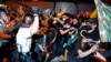香港防暴警察2019年7月7日被指暴力驱散示威人群。