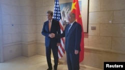 Balozi wa Hali ya Hewa wa Marekani John Kerry alipokutana na mwenzake Xie Zhenhua mjini Beijing.