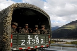 中國士兵在駛往西藏林芝的軍車上（2020年10月19日）