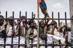 Wafuasi wa Waziri Mkuu Abiy Ahmed wakiwa katika mstari kuingia uwanjani huko Jimma Juni 16, 2021 ambako Waziri Mkuu alifanya kampeni yake kabla ya uchaguzi Juni 21, 2021.
