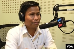 លោក យឿង សុធារ៉ា សមាជិកក្រុមអ្នកវិភាគឯករាជ្យវ័យក្មេង​នៃបណ្តាញ«​កាហ្វេ​នយោបាយ‍» Politikoffee ចូល​រួម​ជា​វាគ្មិនពិភាក្ស​អំពី «ឱកាសសម្រាប់អ្នកដឹកនាំខ្មែរជំនាន់ក្រោយនៅក្នុងការបោះឆ្នោតឆ្នាំ២០១៧/១៨» នៅ​ក្នុង​កម្មវិធី Hello VOA កាល​ពី​ថ្ងៃ​ច័ន្ទ​ទី២៩ ខែ​កុម្ភៈ ឆ្នាំ​២០១៦។ (លឹម សុធី/VOA)