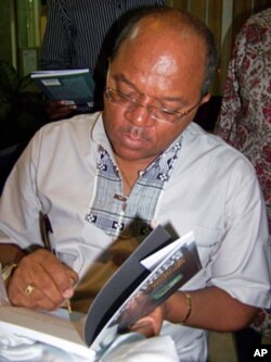 O autor dando um autografo