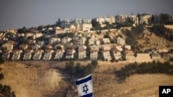 Drapeau israélien devant la colonie juive de Maaleh Adumim en Cisjordanie, le 7 septembre 2009.