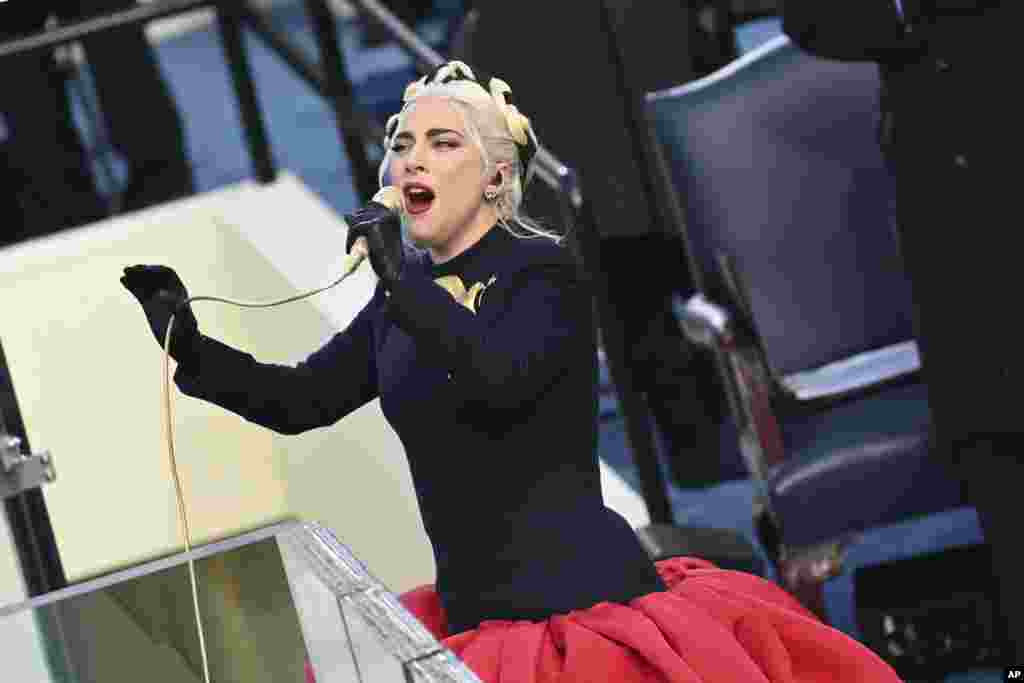 Penyanyi Lady Gaga menyanyikan lagu kebangsaan Amerika pada pelantikan Joe Biden dan Kamala Harris di Gedung Capitol di Washington, D.C., 20 Januari 2021. (Foto: AP)