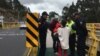 La policía ecuatoriana chequea documentos a los migrantes venezolanos en el puente internacional Rumichaca en la frontera entre Ecuador y Colombia el 23 de agosto de 2018.