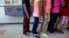 Niños inmigrantes detenidos en un centro de inmigración en Karne, Texas, hacen fila en la cafetería para comer. Fue en ese centro donde murió un hondureo de 27 años. Las autoridades dicen se trató de un suicidio.