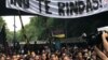 Los estudiantes entregaron a militares un documento donde pidieron respeto a los derechos humanos, a la autonomía universitaria y a la constitución. Foto: Álvaro Algarra, VOA.