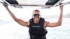 Barack Obama apprend à faire du kitesurf lors de ses vacances sur l&#39;Ile Necker, Hawaï, janvier 2017. (Photo Jack Brockway)
