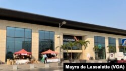 Centro Comercial Avenida, Talatona, Luanda.. Foto de arquivo