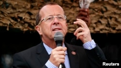 លោក Martin Kobler បេសកជន​ពិសេស​របស់​អង្គការ​សហប្រជាជាតិ​ប្រចាំ​សាធារណ​រដ្ឋ​ប្រជាធិបតេយ្យ​កុងហ្គោ​ថ្លែង​ទៅ​កាន់​យោធា​នៅ​ខាង​ក្រៅ​ក្រុង Goma ភាគ​ខាង​កើត​នៃ​ប្រទេស​ កាលពី​ថ្ងៃទី៣១ ខែសីហា ឆ្នាំ២០១៣។