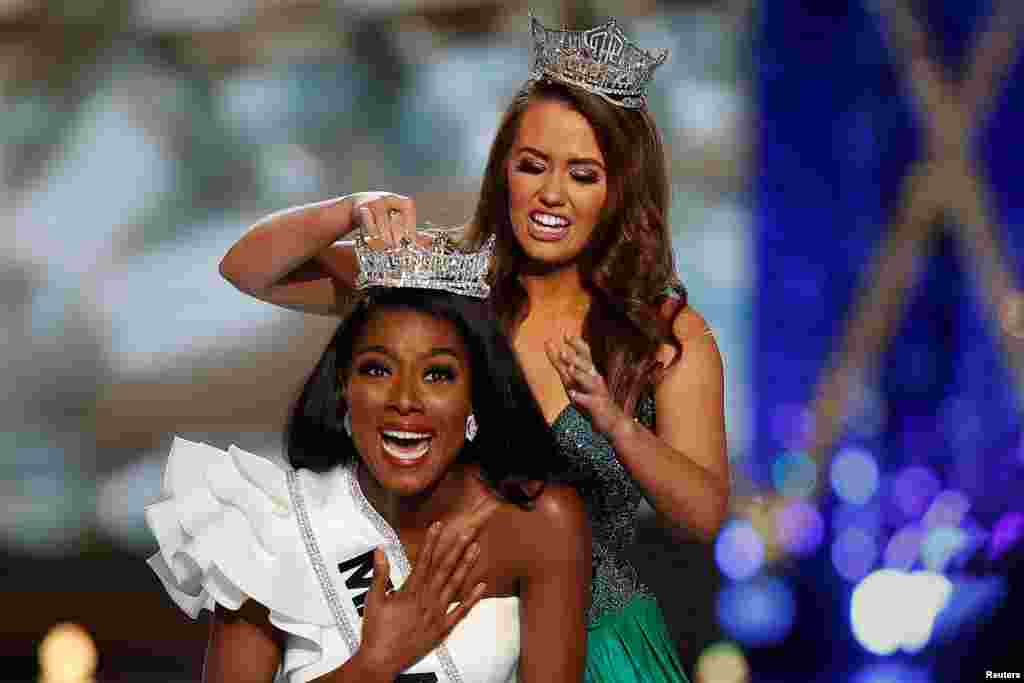 បវរកញ្ញា នាង Nia Imani Franklin មកពីក្រុងញូវយ៉ក ទទួលមកុដពីបវរកញ្ញា នាង Cara Mund នៅលើឆាកមួយ ក្នុងក្រុង Alantic City រដ្ឋ New Jersey កាលពីថ្ងៃទី០៩ ខែកញ្ញា ឆ្នាំ២០១៨។