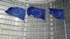 Bendera Uni Eropa berkibar di luar Gedung Komisi Eropa di Brussels, Belgia 8 November 2023. (REUTERS/Yves Herman)