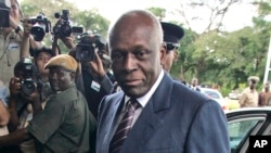 ARCHIVES - Le président angolais de l'époque, Jose Eduardo dos Santos, arrive au Mulungushi International Conference Center de Lusaka, en Zambie, le 12 avril 2008. 
