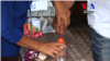 មន្ត្រី​បោះឆ្នោត​​ជួយ​អ្នក​​បោះឆ្នោត​​​ជ្រលក់​​ម្រាមដៃ​​ក្រោយ​ពីបាន​​បោះឆ្នោត​ថ្ងៃ២៨ កក្កដា ឆ្នាំ​២០១៣។​​