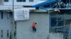 Un détenu s'échappe d'un pavillon de la prison de Guayaquil lors d'une émeute, Équateur, 25 février 2021.