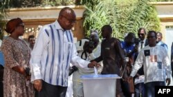 Waziri Mkuu wa Chad Saleh Kebzabo akipigiga kura yake ya maoni mjini N'Djamena, Jumapili December 17, 2023.
