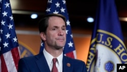 Connecticut ပြည်နယ် လွှတ်တော်အမတ် Jim Himes. 