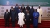 Les chefs d'État ouest-africains posent pour une photo de famille après la clôture de la 66e session ordinaire du sommet de la CEDEAO à Abuja le 15 décembre 2024.