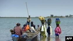 Residentes atravessam o rio Niger, perto de Segou, 240 quilómetros da Norte de Bamako. (arquivo)