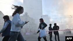 Residentes pasan junto a los agentes de policía después de un ataque con drones en Kiev el 17 de octubre de 2022, en medio de la invasión rusa de Ucrania.