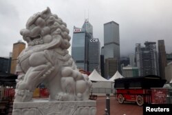 資料照：石獅子後面的香港金融區