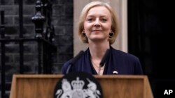 Premye Minis Britanik Liz Truss pran la pawol devan biwo li, 10 Downing Street, nan Lond, Anglete, 20 Oktob 2022. 
