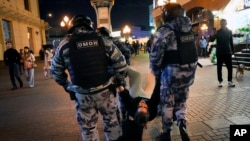 FILE - Polisi wa kuzuia ghasia wakimkamata muandamanaji wakati wa maandamano ya kupiga uandikishaji wa nguvu wa raia kutumikia jeshi, Moscow, Russia, Jumatano, Sept. 21, 2022. 