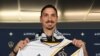 Zlatan Ibrahimovic brandit le maillot du LA Galaxy, lors d'une conférence de presse, USA, le 30 mars 2018.