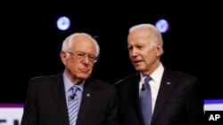 Seneta Bernie Sanders, kushoto na Makamu wa Rais wa zamani Joe Biden