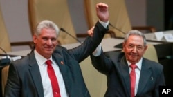 Le nouveau président Miguel Diaz-Canel et le président sortant Raul Castro devant l'Assemblée nationale à La Havane, Cuba, 19 avril 2018.