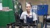 កញ្ញា សុខ ហេង ពលករ​ចំណាក​ស្រុក​ពី​ខេត្ត​កំពង់ចាម កំពុង​ធ្វើការ​ក្នុង​រោងចក្រ​មួយ​នៅ​ឯ​ខេត្តសាមុត​ប្រាកាន​ ប្រទេស​ថៃ នៅ​ថ្ងៃទី​២០ ខែ​​សីហា ឆ្នាំ​២០១៨។ (រូបថតផ្តល់ឲ្យ)